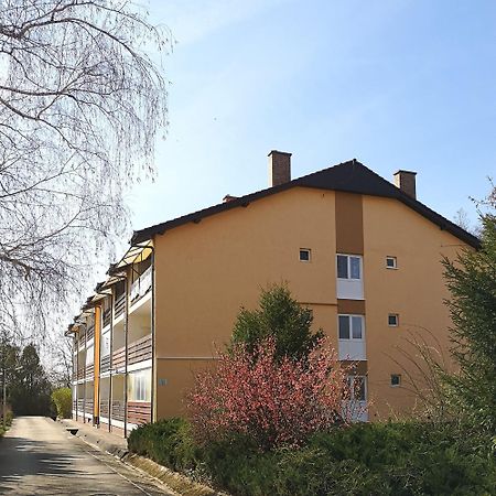 To Apartman Gunarasfuerdo Домбоввар Екстер'єр фото
